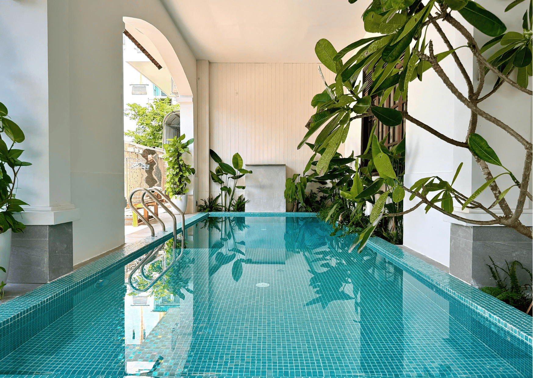 CHO THUÊ VILLA HỒ BƠI 7 PHÒNG NGỦ ĐƯỜNG ĐỖ HUY UYỂN, GẦN VINCOM