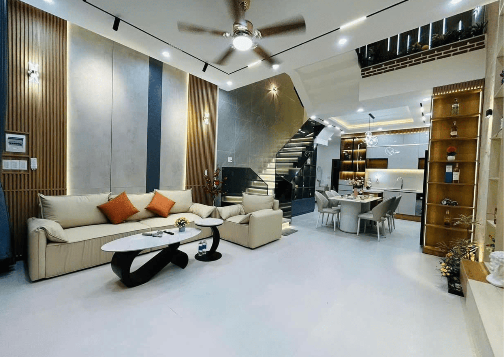 NHÀ ĐẸP 3 PHÒNG NGỦ CÓ SÂN RỘNG RÃI GẦN BIỂN NGUYỄN TẤT THÀNH